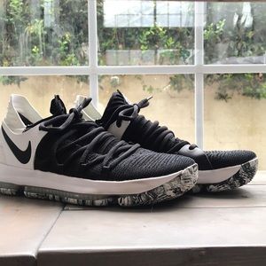 Kevin Durant black and white Nike’s